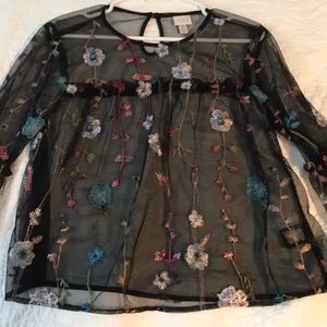 gorgeous flower pattern black top!